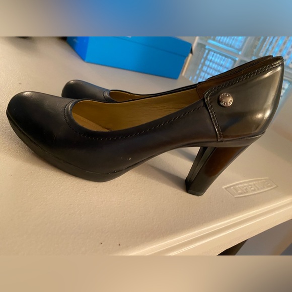 Gently used black leather heels, Geox, size 5,5 - Picture 2 of 4